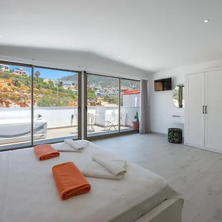 Charming 3bed W/ Pool, Very Close To Centre *