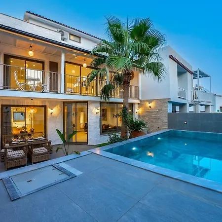 Charming 3bed W/ Pool, Very Close To Centre فيلة