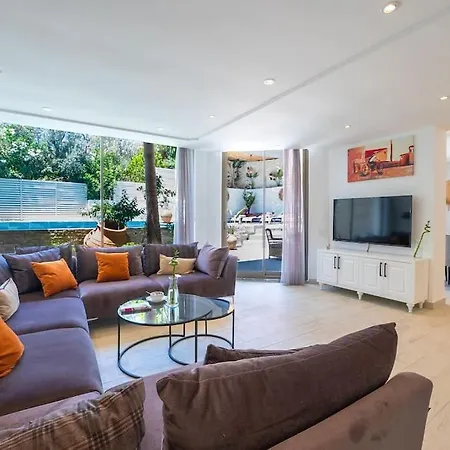 Villa Charming 3bed W/ Pool, Very Close To Centre *