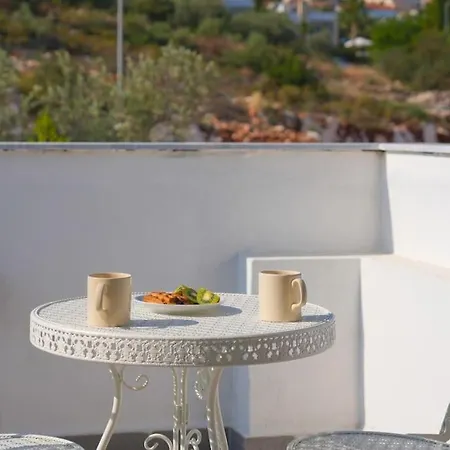 Villa Charming 3bed W/ Pool, Very Close To Centre