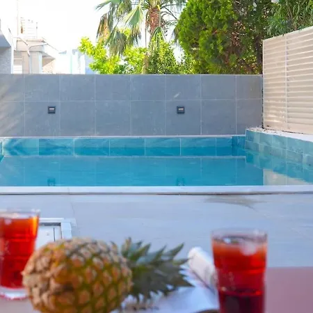 Villa Charming 3bed W/ Pool, Very Close To Centre