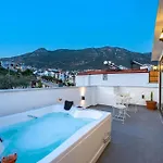Charming 3bed W/ Pool, Very Close To Centre Vilă
