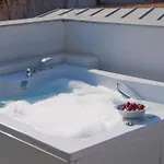 Charming 3bed W/ Pool, Very Close To Centre
