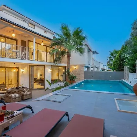 Vilă Charming 3bed W/ Pool, Very Close To Centre *