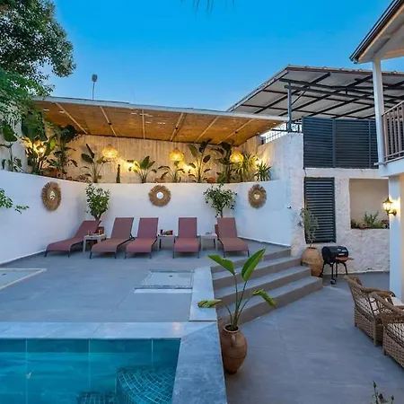 Charming 3bed W/ Pool, Very Close To Centre Vilă