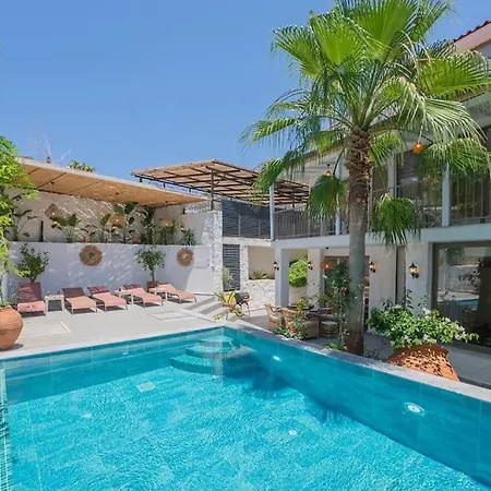 Charming 3bed W/ Pool, Very Close To Centre Vilă